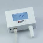 TA0610 Comet System Ethernet Thermometer mit PoE mit Ethernet Kabel TA0610 Ethernet Thermometer mit PoE von Comet System mit einem angeschlossenen Ethernet Kabel